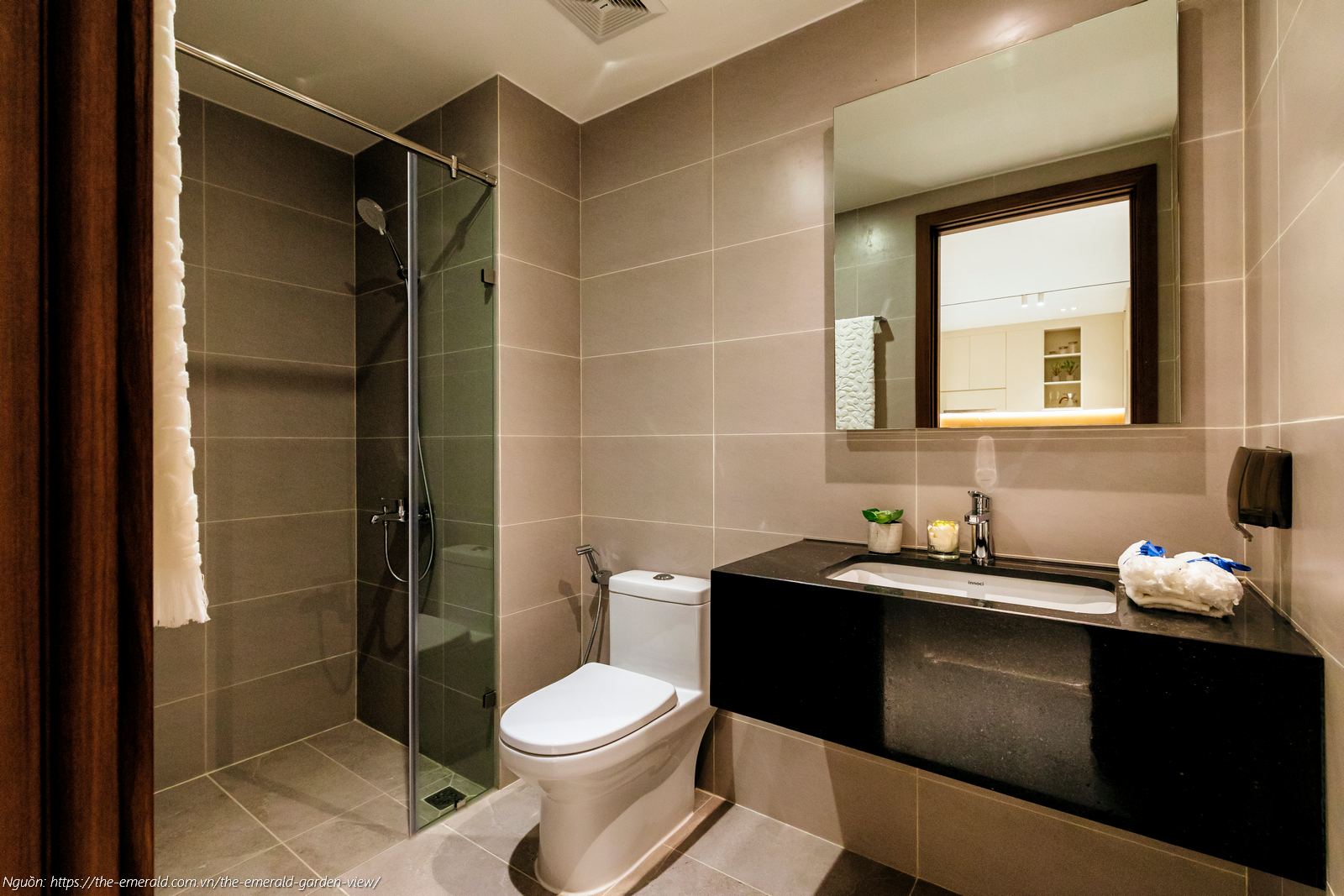 Nhà mẫu The Emerald Garden View: Nhà vệ sinh (WC) căn hộ 1PN diện tích 47m2 bàn giao thiết bị LIXIL (INAX) cao cấp