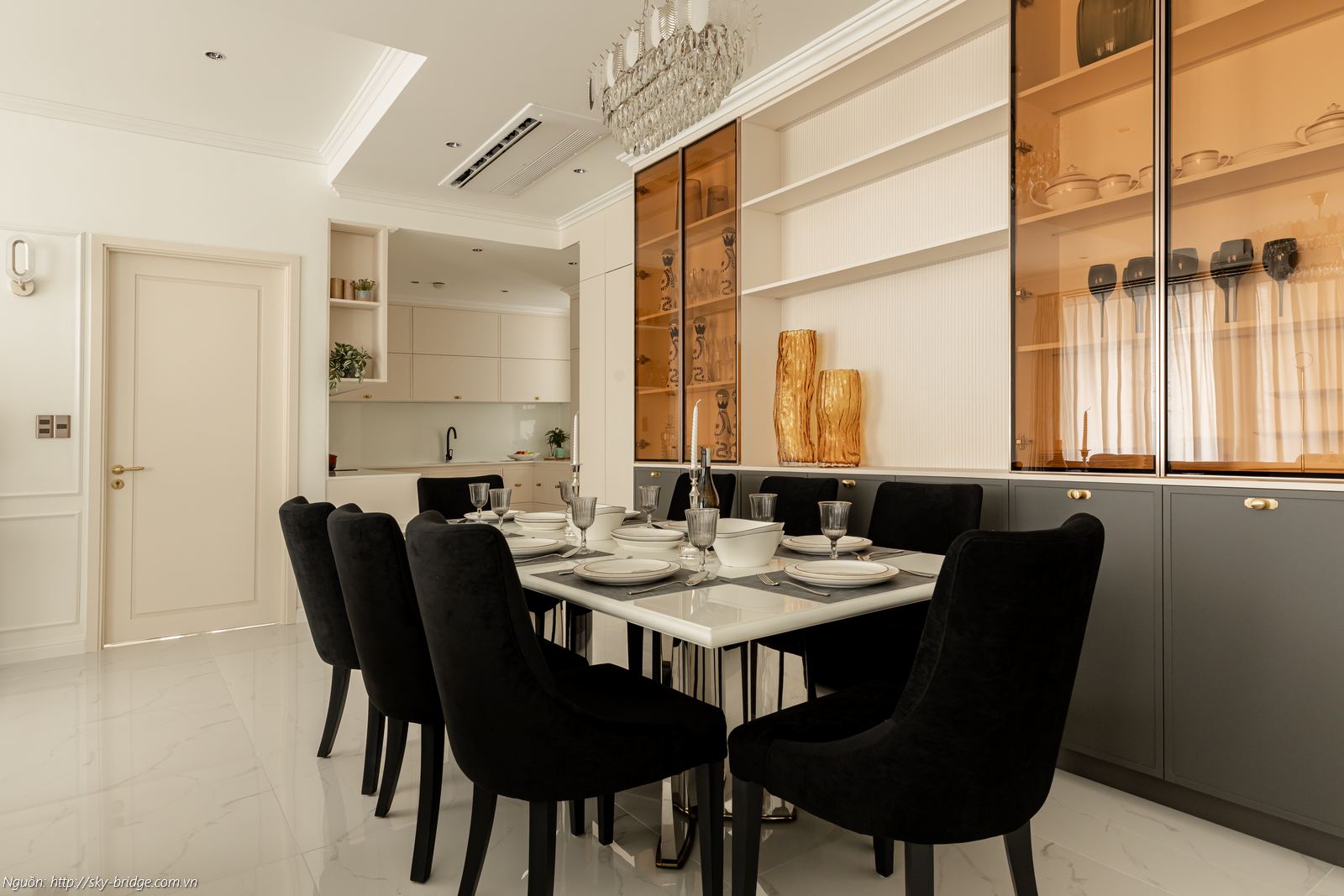 Khu vực bàn ăn rộng rãi dành cho đại gia đình tại nhà mẫu Sky Bridge 3PN 152m2