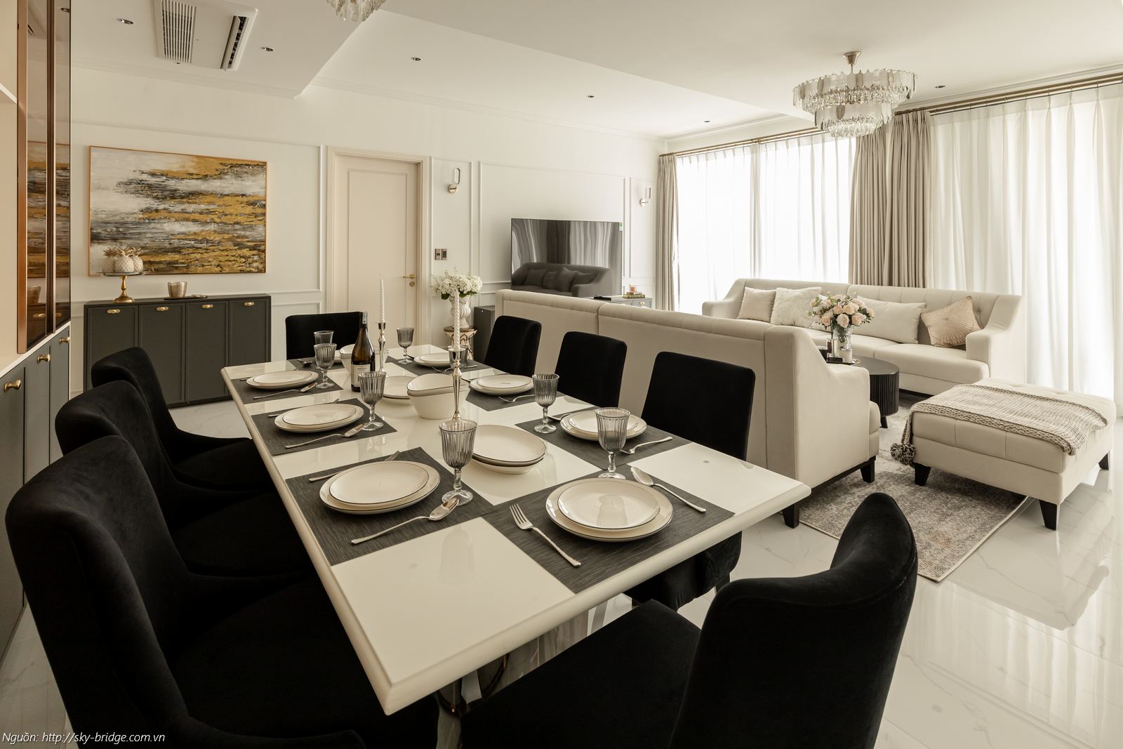 Khu vực bàn ăn rộng rãi dành cho đại gia đình tại nhà mẫu Sky Bridge 3PN 152m2